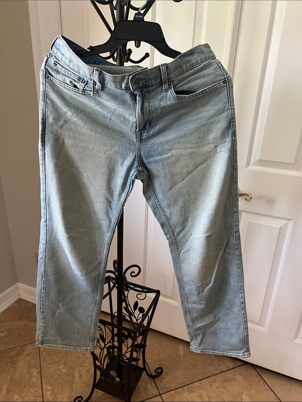 Men Light Wash Straight Leg Jeans